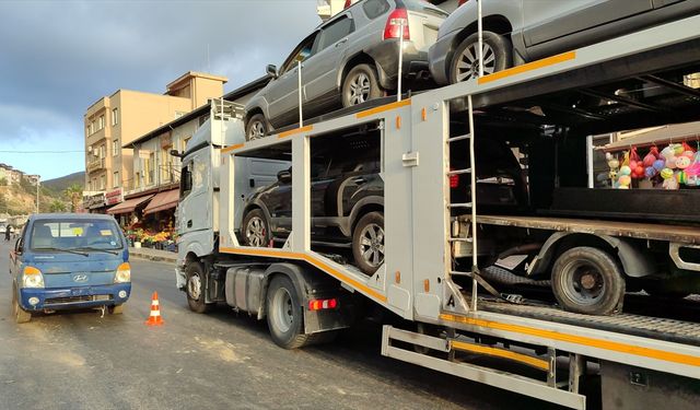 Nakliye Tırından Düşen Kamyonette Hasar Oluştu