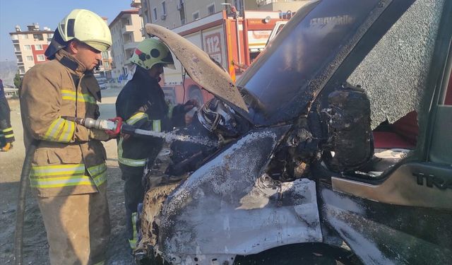 Park Halindeki Pikapta Çıkan Yangın Söndürüldü