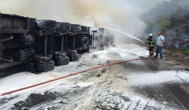  Çarpışan tır ve otomobilin sürücüleri yaralandı araçlar yandı