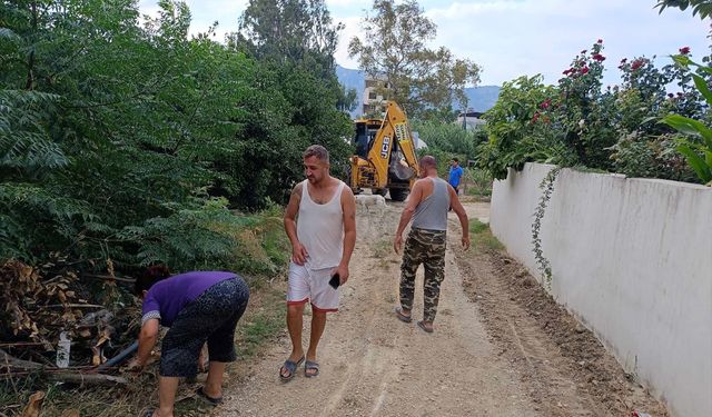 Samandağ'da mahallenin çevre temizliğini vatandaşlar yaptı