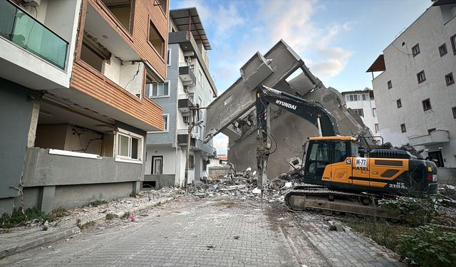 Hatay’da kontrollü yıkımda 5 katlı bina yan yattı