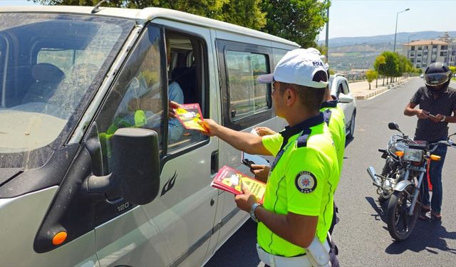 Trafik Polisleri Sürücüleri Bilgilendirdi