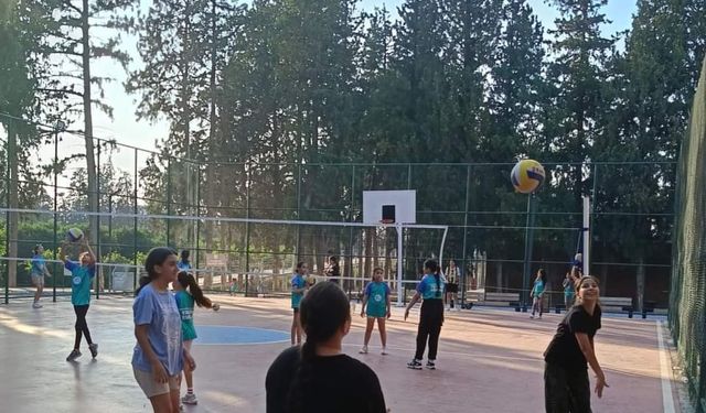 İskenderun Belediyesi Voleybol Kursu Devam Ediyor