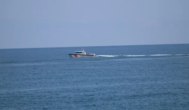 Hatay'da batan teknedeki 3 balıkçı kurtarıldı