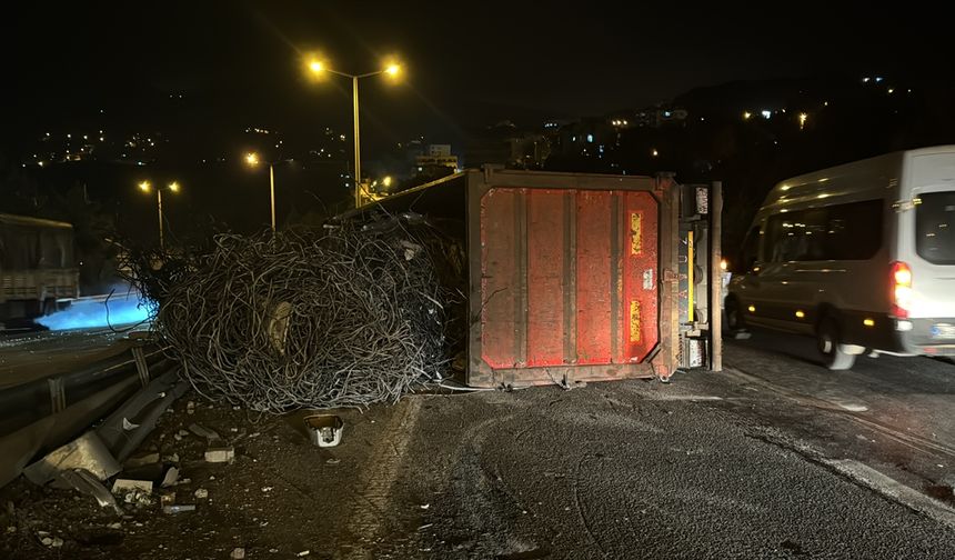 Hatay'da devrilen tırın şoförü yaralandı