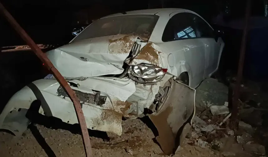 Hatay'da park halindeki araçlara çarpan otomobilin sürücüsü yaralandı