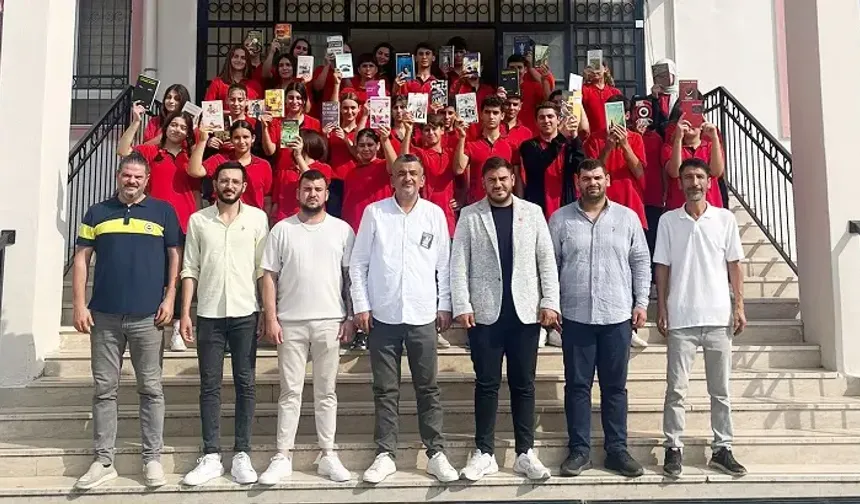 CHP’li Gençlerden Kütüphaneye Kitap Bağışı