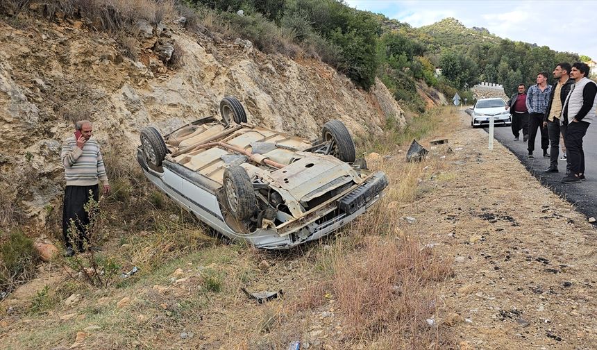 Adana'da devrilen otomobilin sürücüsü yara almadan kurtuldu