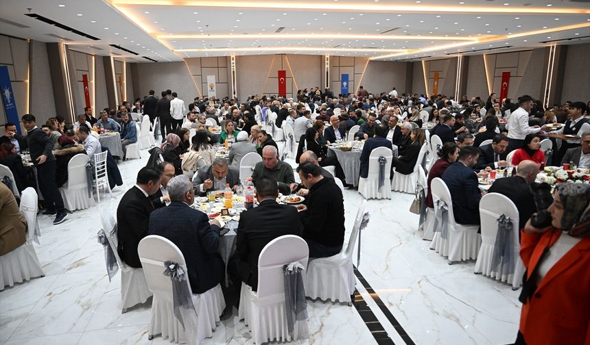 AK Parti Genel Başkan Yardımcısı Yerebakan, Adana'da sağlık çalışanlarıyla iftarda buluştu