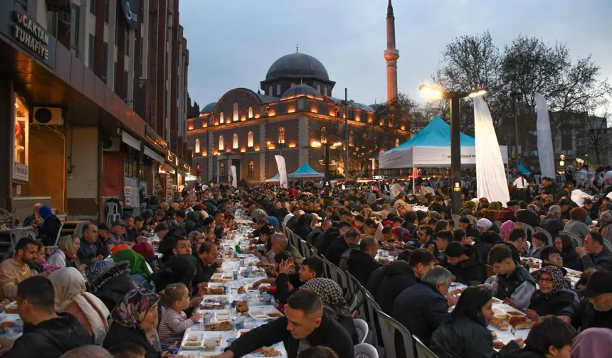 Balıkesir’in kalbinde 20 bin kişilik dev iftar