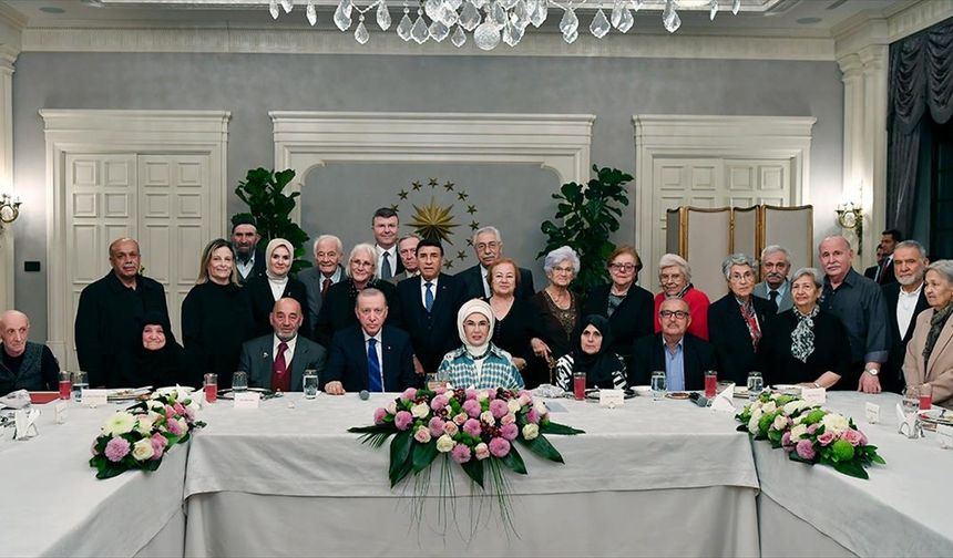 Cumhurbaşkanı Erdoğan'dan eşi Emine Erdoğan'ın yaşlılarla iftarına sürpriz ziyaret