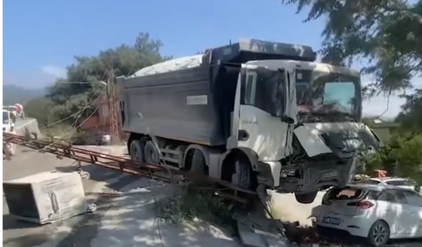 Hatay'da Freni Boşalan Kamyon Elektrik Direğine Çarptı