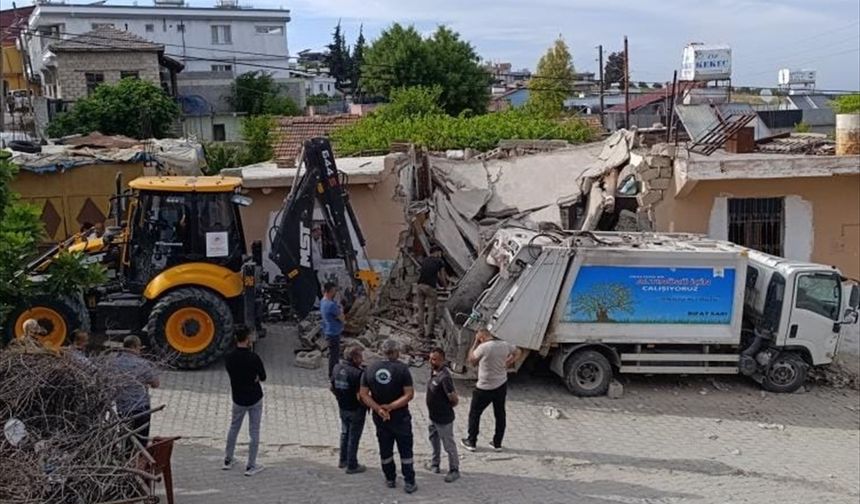 Hatay'da çöp kamyonu eve çarptı