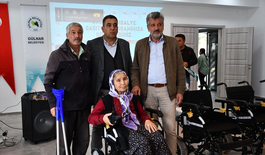 Gülnar'da engelli bireylere akülü tekerlekli sandalye hediye edildi