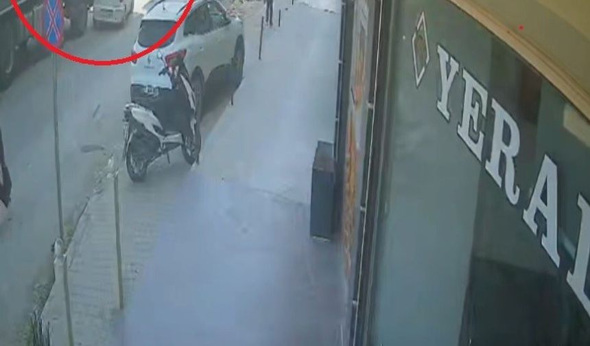 Antakya'da Hafriyat Kamyonu Otomobili Oyuncak Gibi Sürükledi