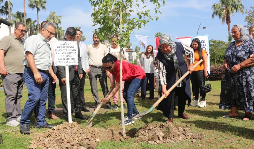 Hatay'da anneler depremlerde kaybettikleri çocukları anısına ağaç dikti