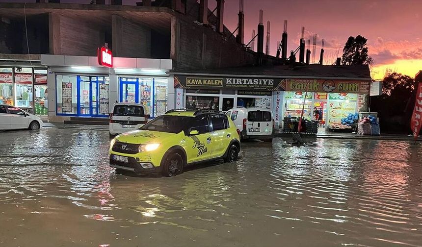 Ağrı'da sağanak yağış etkili oldu
