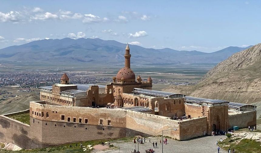 İshak Paşa Sarayı bayramda ziyaretçilerini ağırlıyor