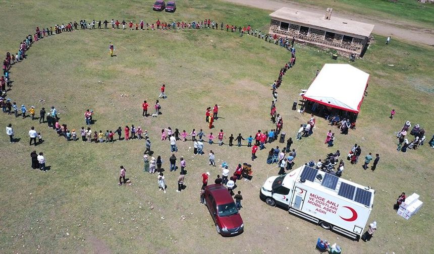Türk Kızılay, bayram öncesi göçerlere yaylada şenlik düzenledi