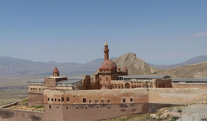 Ağrı'daki İshak Paşa Sarayı geleneksel Türk sanatlarına ev sahipliği yaptı