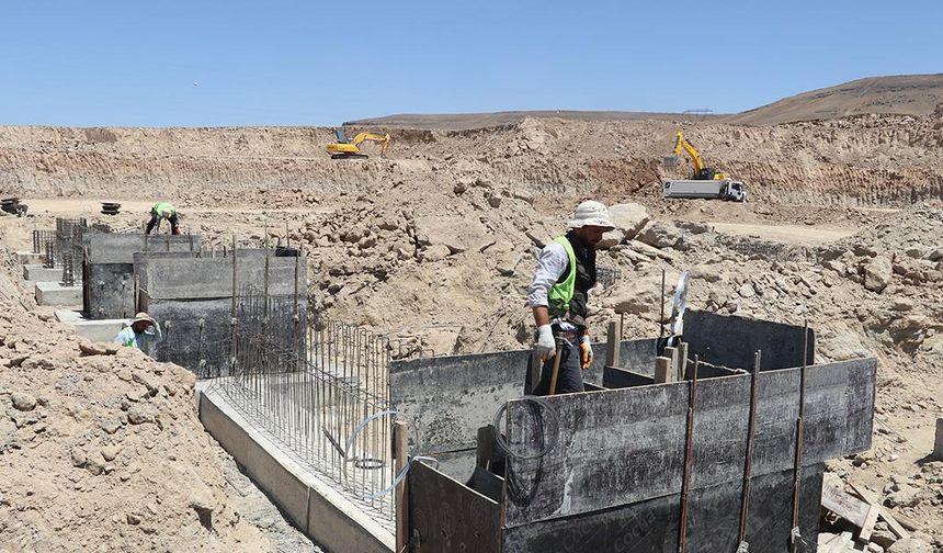 Güneydoğu'nun kavurucu sıcaklarında güneş altında çalışanlar zorlu mesai yapıyor