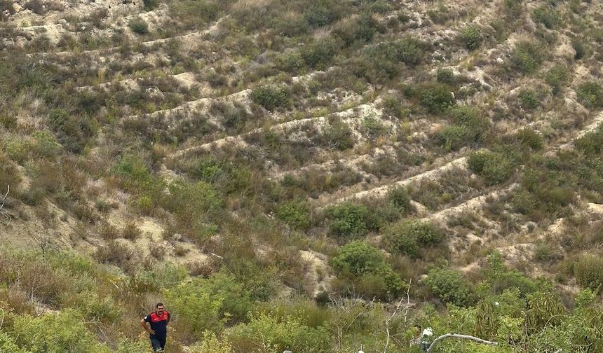 Hatay'da uçuruma yuvarlanan otomobildeki 4 kişi yaralandı