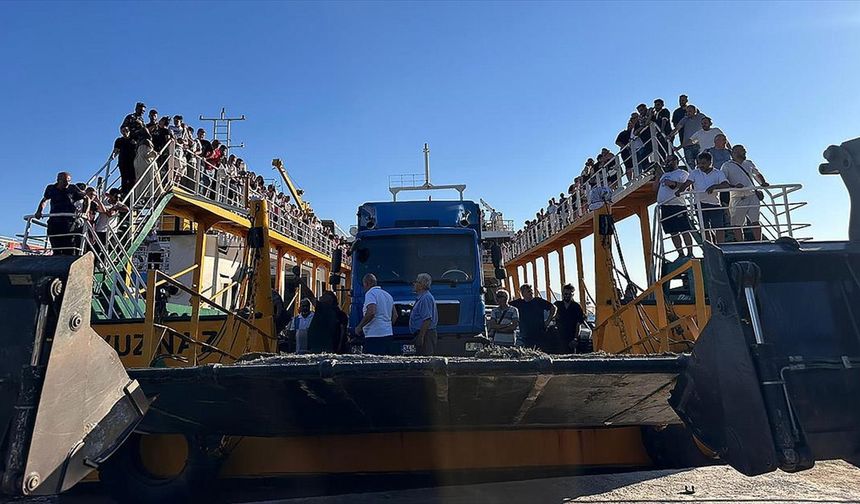 Marmara Adası açıklarında makine dairesinde yangın çıkan feribot iskeleye yanaştırıldı