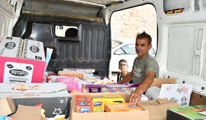 Minibüsüyle köyleri gezen seyyar esnaf 16 yıldır takas usulüyle satış yapıyor