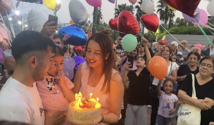 Hatay'da 5 yaşındaki Yağmur için gökyüzüne balonlar bırakıldı