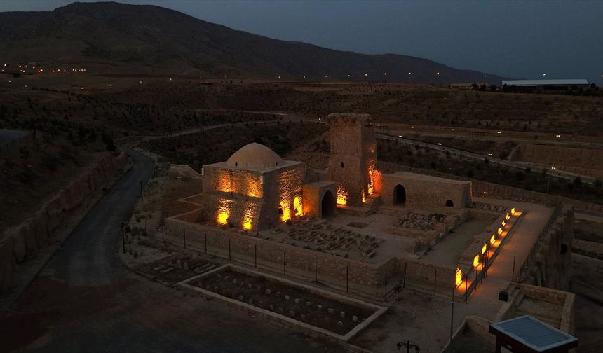 Kavurucu sıcaklarda tarihi Hasankeyf ilçesi ziyaretçilerini akşam serinliğinde ağırlıyor