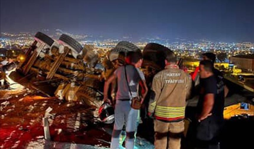 Hatay'da devrilen kamyonunun sürücüsü öldü