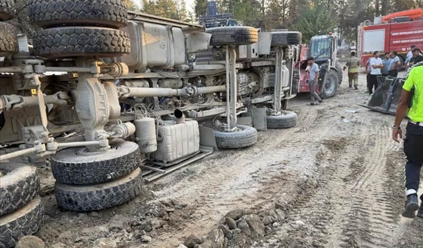 Hatay'da yük boşalttığı sırada devrilen kamyonun sürücüsü öldü