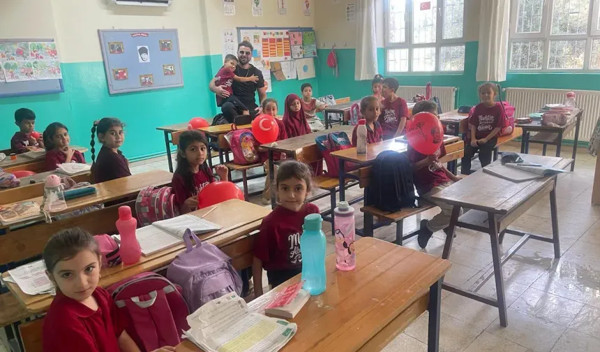 Ünlü Sanatçı Akar, Hatay’da Minik Kalplerle Buluştu!