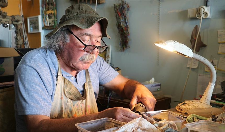 Denizin sürüklediği ağaç ve amforalar, emekli öğretmenin elinde hediyelik eşyaya dönüşüyor