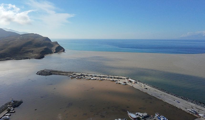 Gökçeada'da kuvvetli sağanak nedeniyle denizin rengi değişti