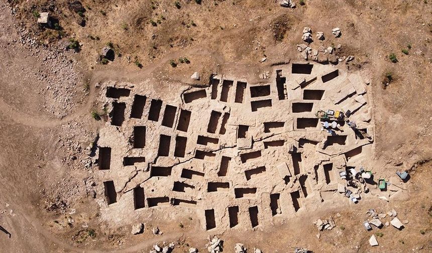 Kolossai Antik Kenti'nde yan yana kaya tekne tipi 60 mezar bulundu