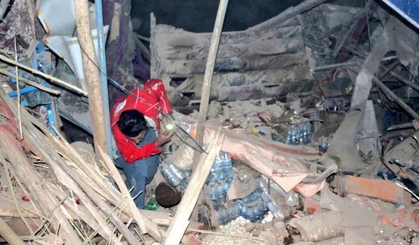 Afganistan’da Art Arda Depremler