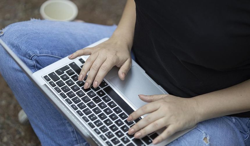 Cambridge Sözlüğü, 'parasocial'ı 2025'in kelimesi seçti