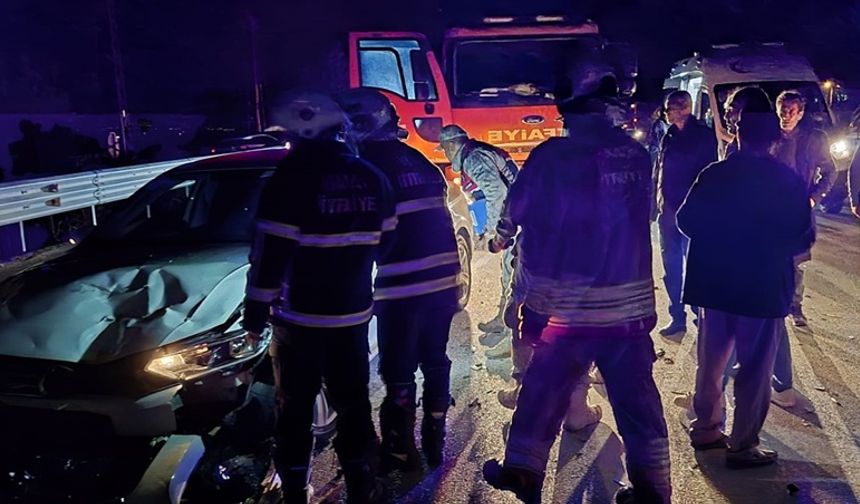 Hatay'da iki otomobilin çarpıştığı kazada 4 kişi yaralandı