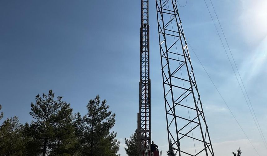 Mersin'de elektrik direğinde mahsur kalan işçiyi itfaiye ekibi kurtardı