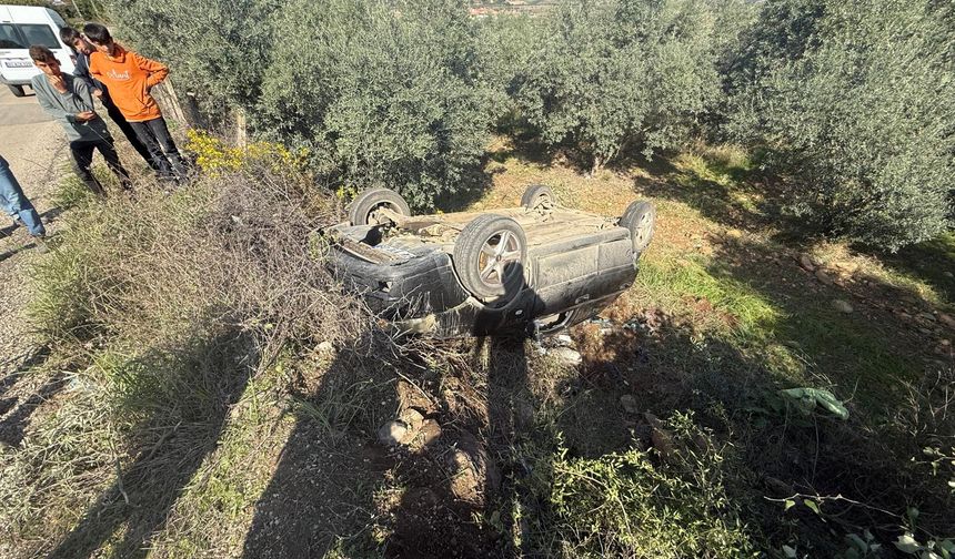 Osmaniye'de yol kenarına devrilen otomobildeki anne ile çocuğu yaralandı