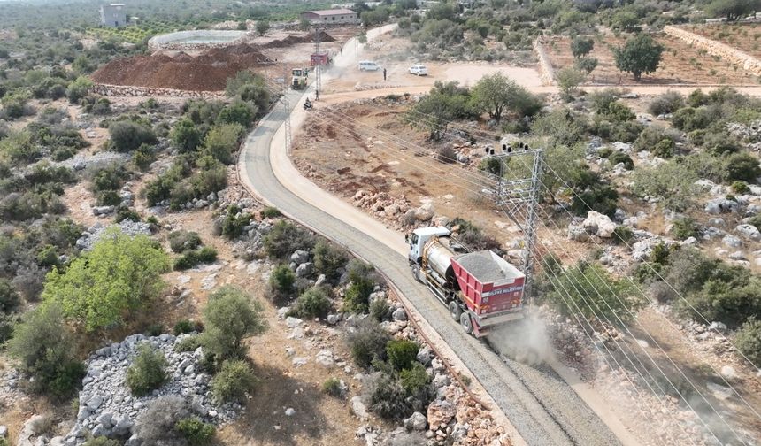 Silifke'de asfalt çalışmaları sürüyor