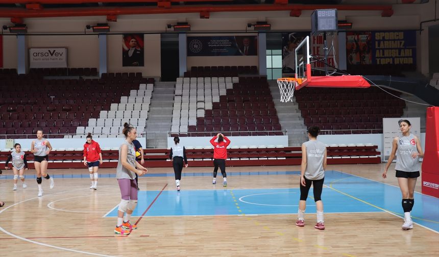 Depremde 8 Sporcusunu Kaybeden Kadın Voleybol Takımı 2. Lig’de Zirveye Oynuyor