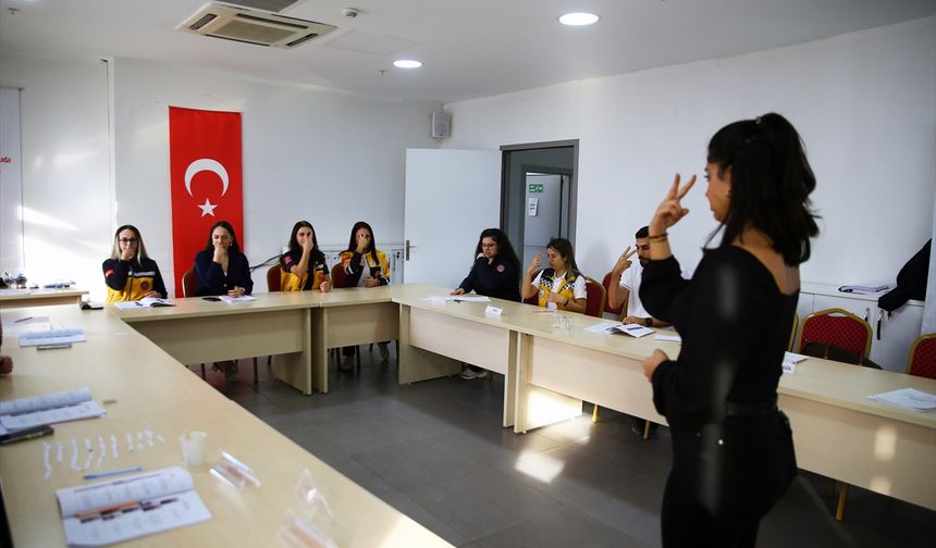 Adana'da 112 personeli sağlık hizmetinde engellere takılmamak için işaret dili öğreniyor