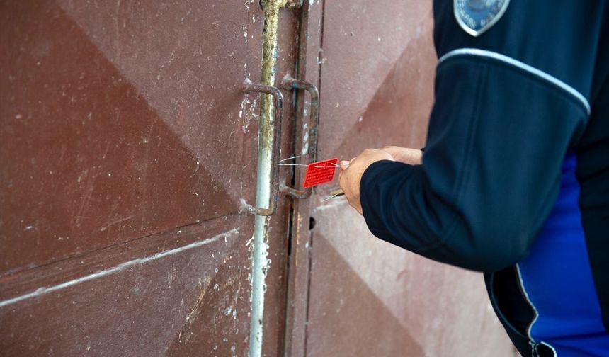 Adana’da depoda kokmuş 25 kasa tavuk ele geçirildi