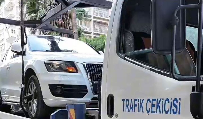 Adana’da engelli park yerlerine araçlarını koyan sürücülere ceza kesildi