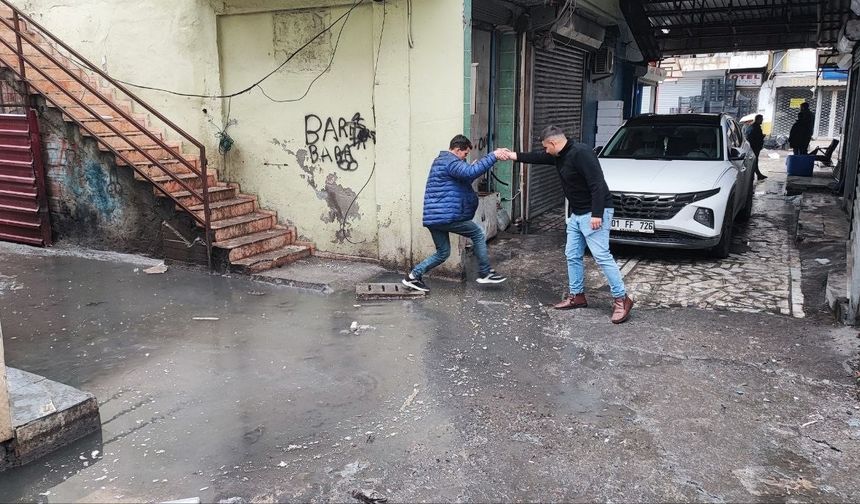 Adana’da esnaf kanalizasyon sorununun bir türlü çözülmemesine tepkili