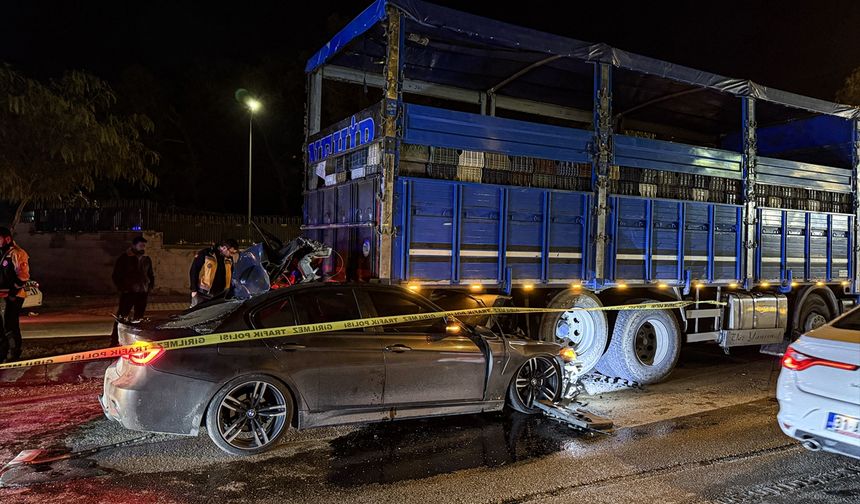 Adana'da kamyona çarpan otomobildeki 1 kişi öldü, 2 kişi yaralandı