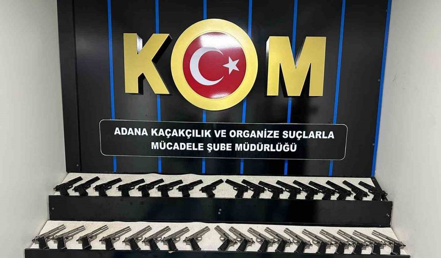 Adana’daki suç örgütlerine silah getiren 2 şüpheli tutuklandı: 53 tabanca ele geçirildi