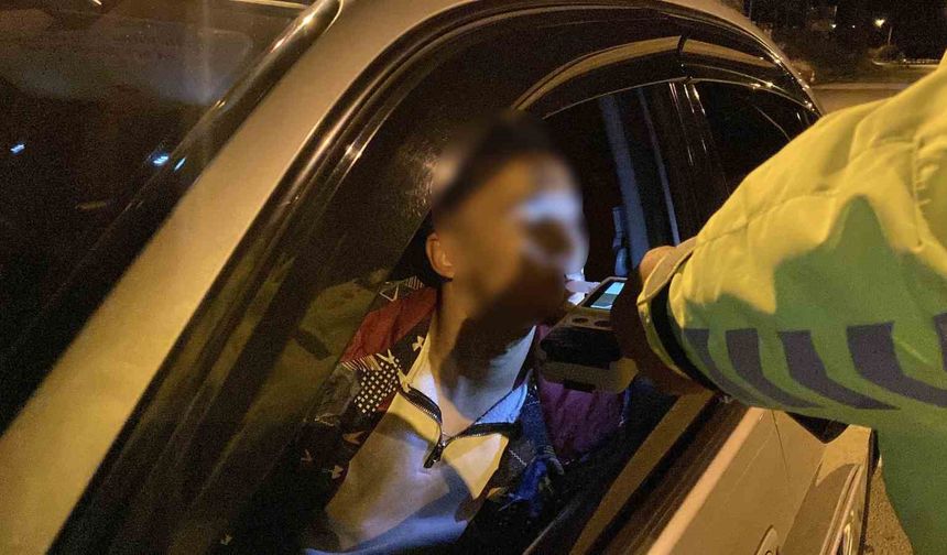 Alkollü çevirmeye girdi, ehliyeti gitmesin diye uzun süre dil döktü